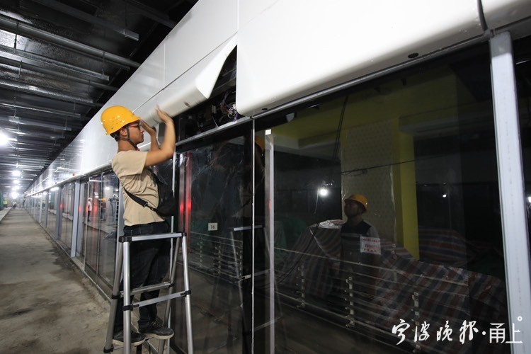 轨道装置车辆门机结构图_轨道车辆门机装置_轨道车辆门系统