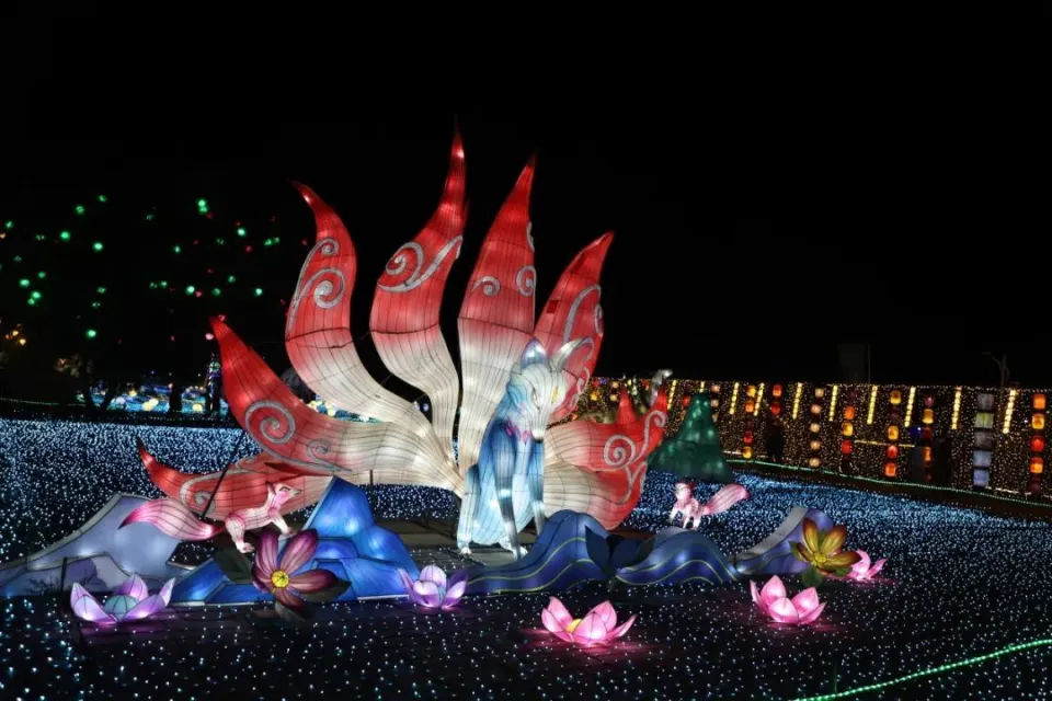 led彩灯装置效果图-LED 彩灯装置：让夜晚不再沉寂，点亮城市的魔法童话世界