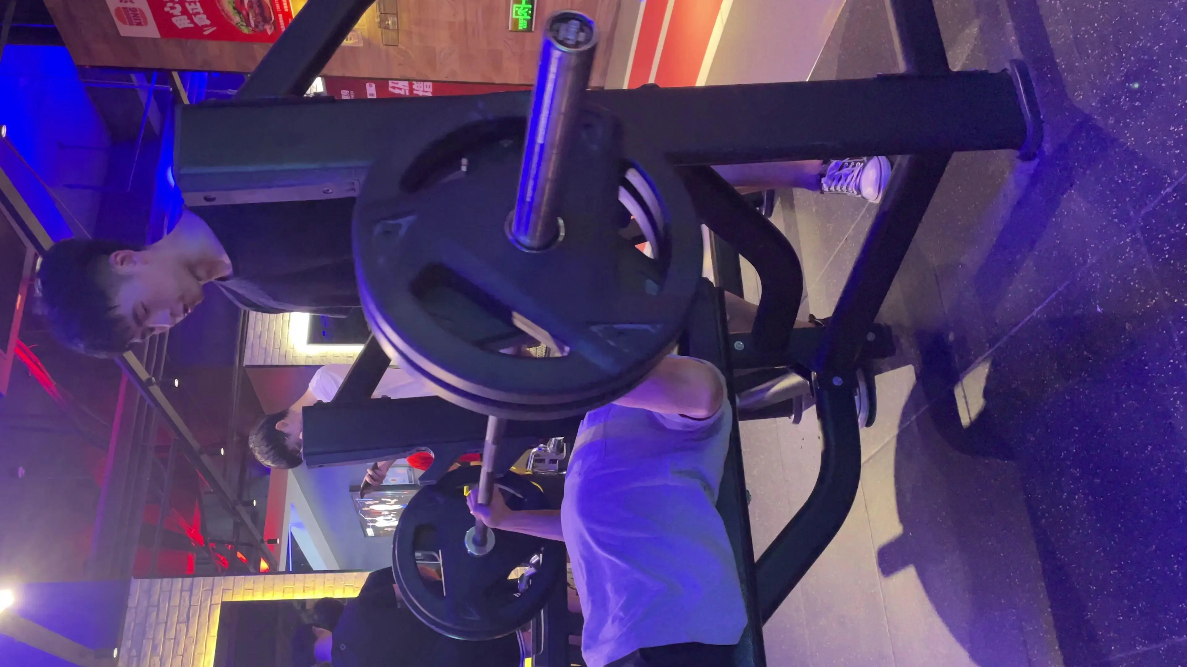 健身房卧推设备_卧推设备叫什么_健身器材卧推