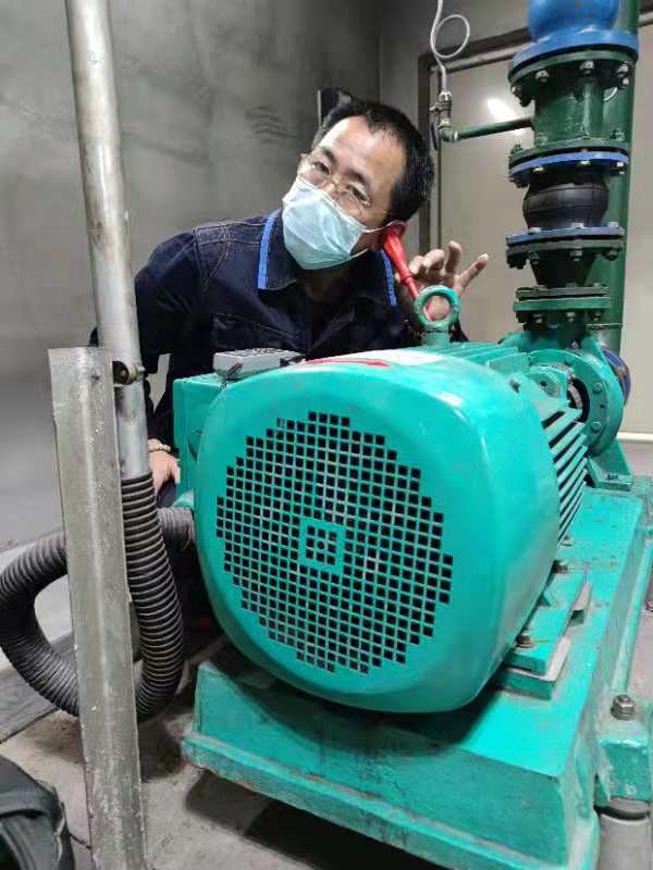 地铁设备维护员工资-地铁设备维护工：城市的无名英雄，工资却低得让人心酸